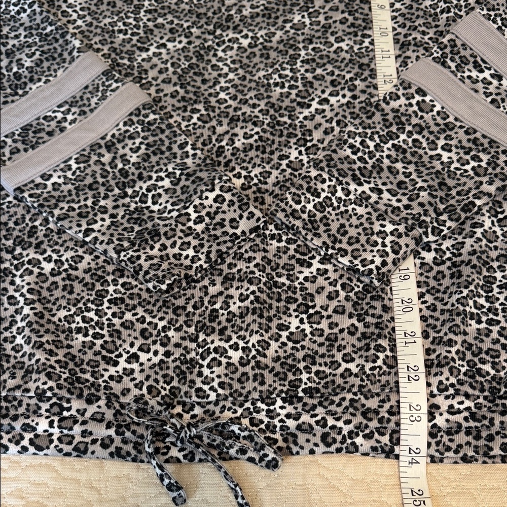 KENSIE Size Medium Black & Gray Leopard-Print Long Sleeve Drawstring Top - Picture 7 of 7